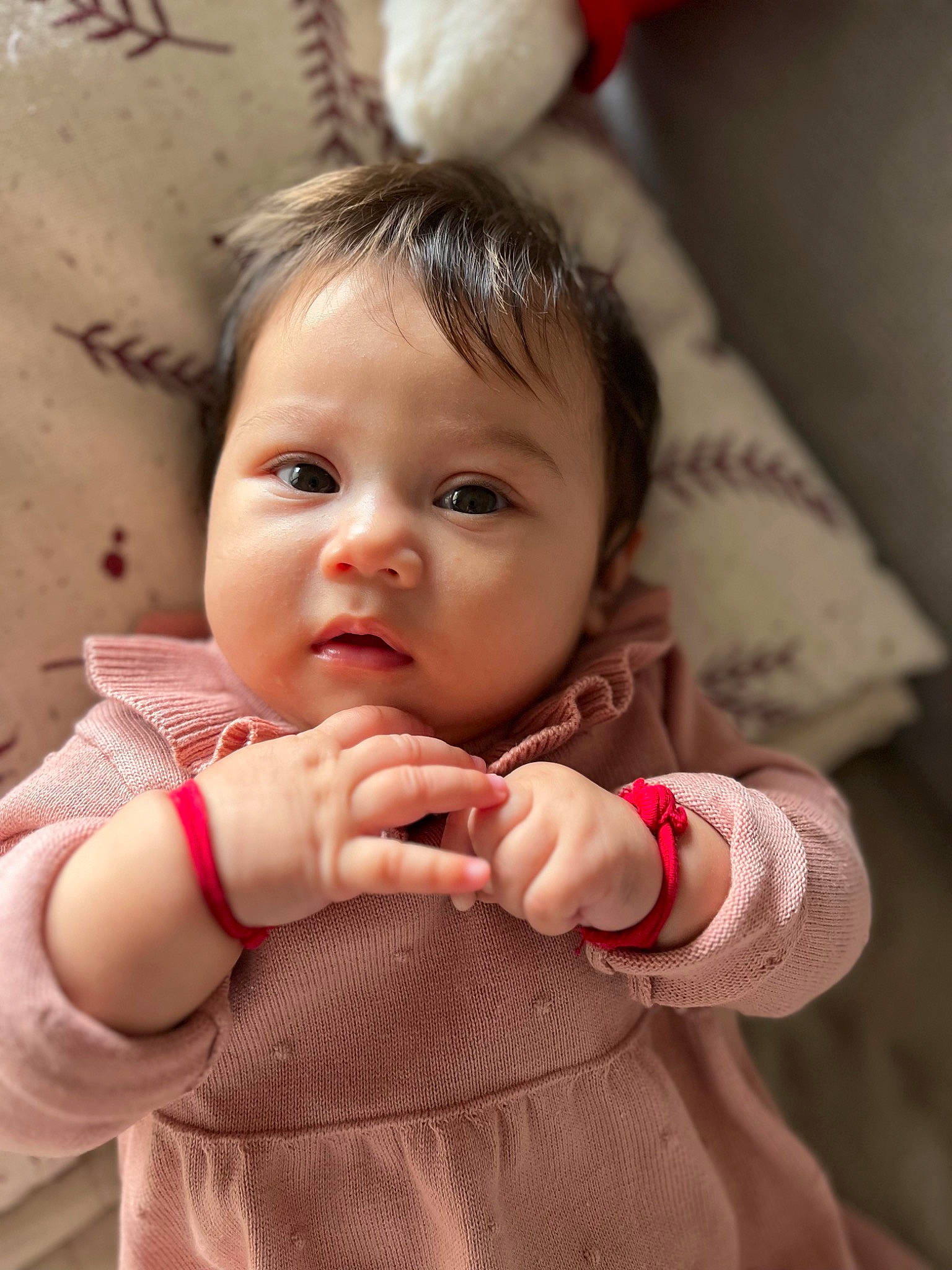 Madeleine a rejoint le concours — aidez-le/la à gagner de superbes lots ! arm, cheek, chin, eye, eyebrow, eyelash, face, facial_expression, hand, head, human, iris, lip, mouth, neck, nose, person, skin, sleeve, smile