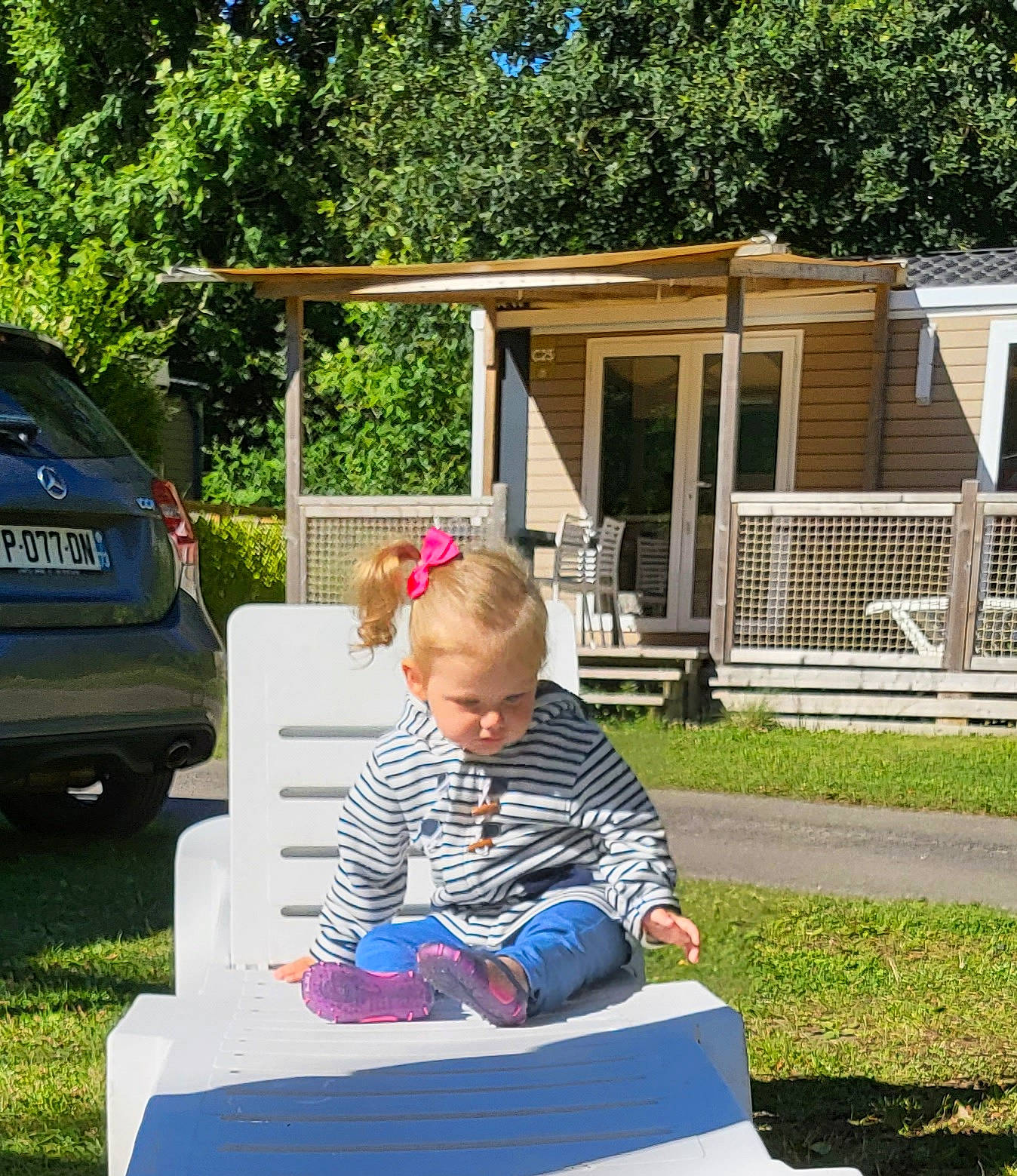 Selena Gernez a rejoint le concours — aidez-le/la à gagner de superbes lots ! automotive_exterior, blue, car, child, family_car, grass, house, lawn, leisure, person, plant, public_space, recreation, shade, tire, toddler, tree, trunk, vehicle, vehicle_door