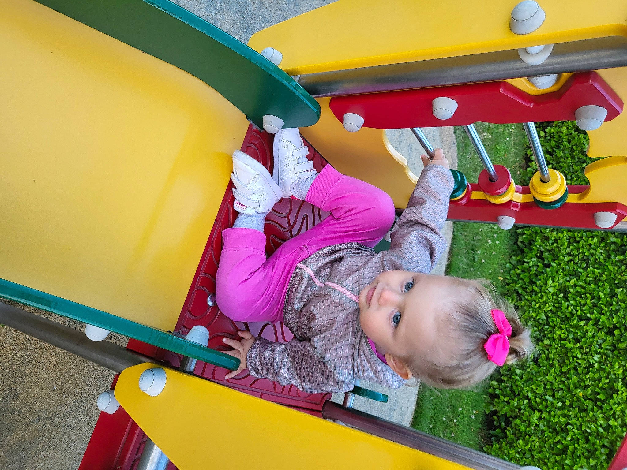 Selena Gernez participe au concours pour gagner de l'argent avec cette photo : baby, baby_toddler_clothing, child, chute, city, fun, grass, happy, leisure, magenta, outdoor_play_equipment, person, pink, plant, play, playground, recreation, t_shirt, toddler, vacation