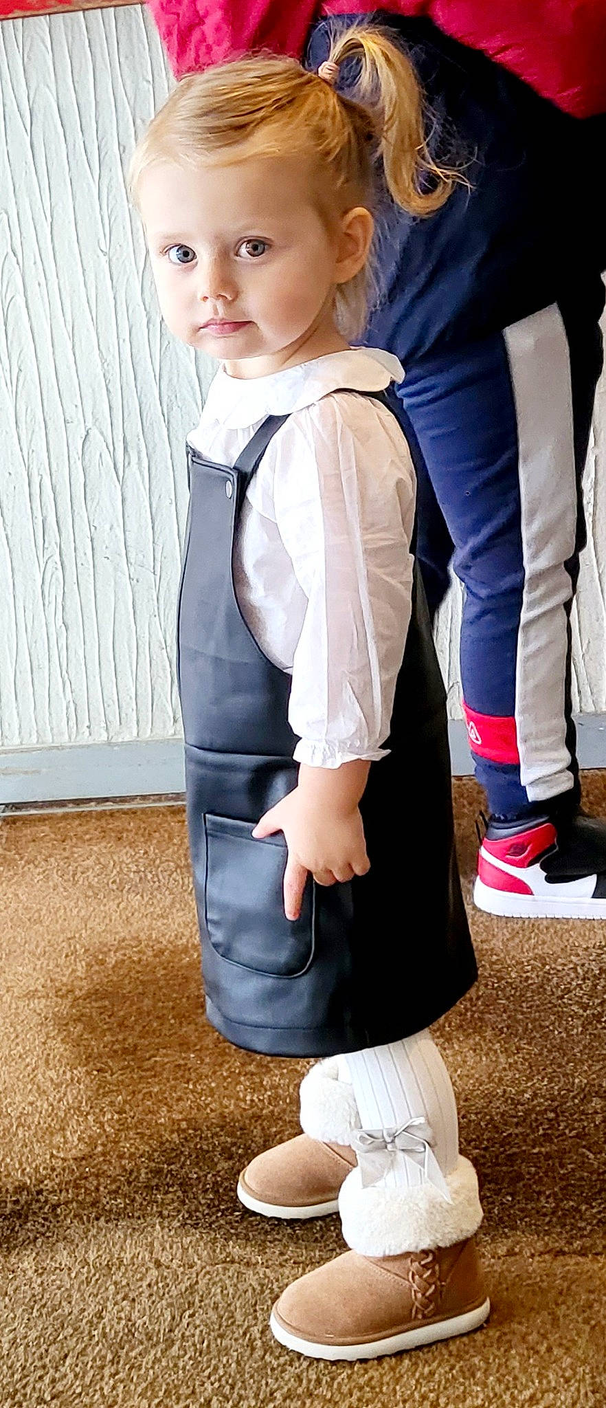 Selena Gernez a rejoint le concours — aidez-le/la à gagner de superbes lots ! blazer, bow_tie, collar, dress_shirt, electric_blue, eyewear, formal_wear, gesture, human_leg, joint, knee, leg, person, sleeve, sportswear, thigh, tie, toddler, uniform, waist