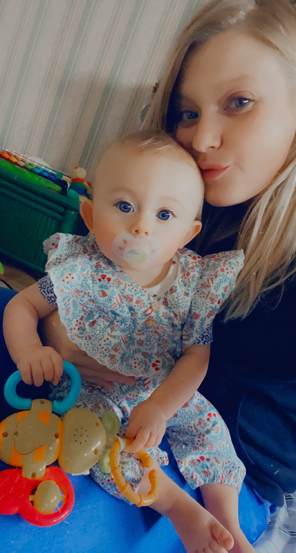 Maelys participe au concours pour gagner de l'argent avec cette photo : baby_toddler_clothing, cheek, child, doll, eye, face, facial_expression, fun, happy, head, iris, organ, person, play, product, sitting, skin, stuffed_toy, t_shirt, toddler