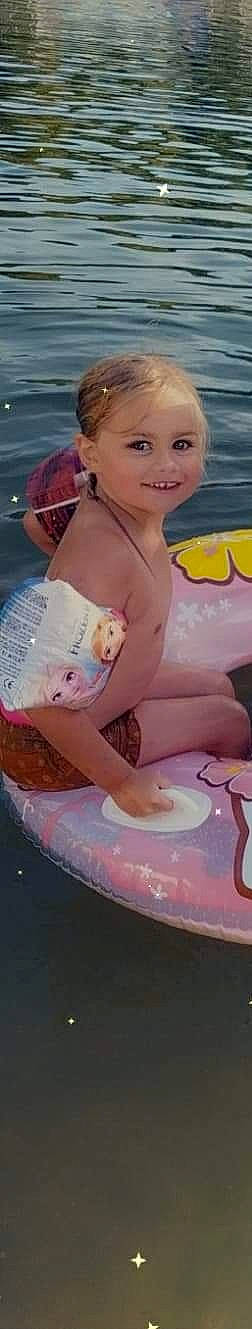 Sherine a rejoint le concours — aidez-le/la à gagner de superbes lots ! abdomen, barechested, bathing, chest, child, foot, fun, happy, hat, human_leg, joy, leisure, mouth, neck, person, pink, recreation, smile, swimwear, thigh