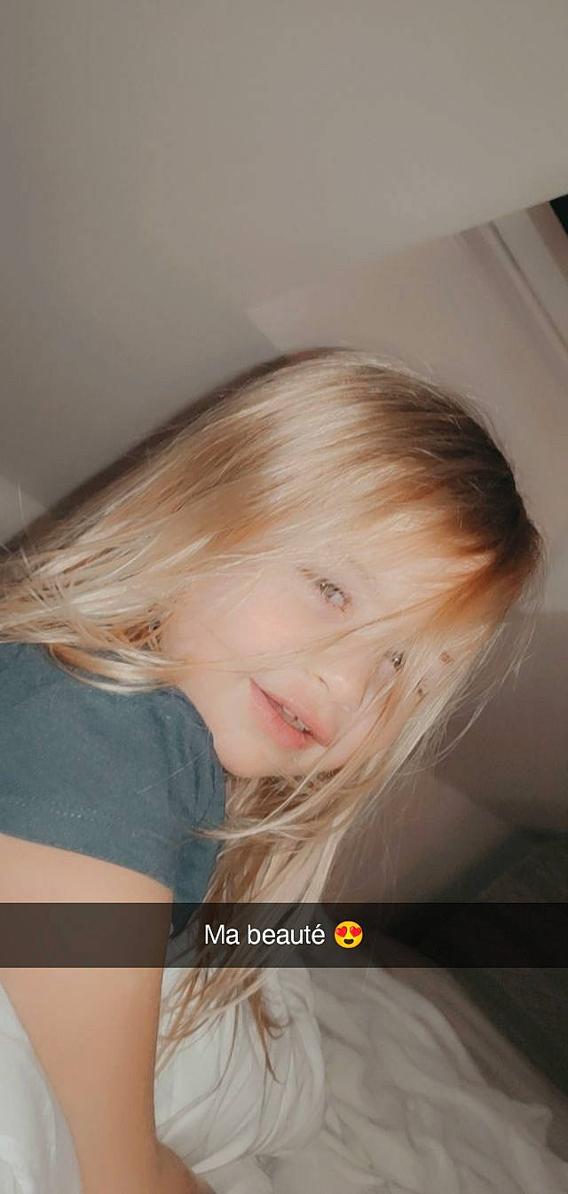 Sherine participe au concours pour gagner de l'argent avec cette photo : blond, brown_hair, cheek, child, clothing, dress, eyelash, flash_photography, fun, hair_coloring, happy, person, portrait_photography, sitting, skin, smile, toddler