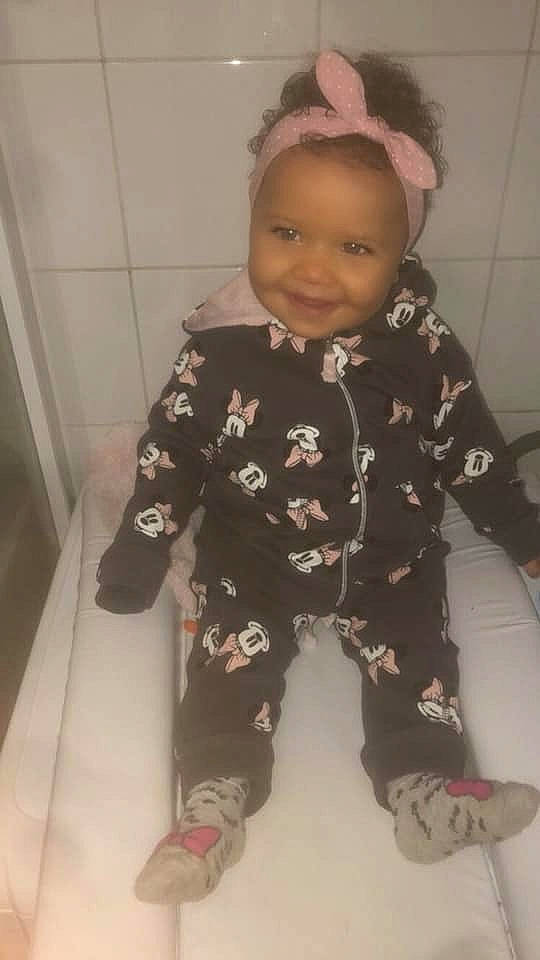 Jade a rejoint le concours — aidez-le/la à gagner de superbes lots ! baby, baby_toddler_clothing, cheek, child, forehead, head, joy, outerwear, person, skin, sleeve, smile, toddler