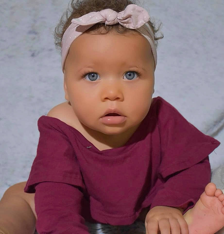 Jade a rejoint le concours — aidez-le/la à gagner de superbes lots ! baby, cheek, child, child_model, chin, eye, face, forehead, hair, hair_accessory, head, headband, headgear, headpiece, lip, neck, nose, person, pink, skin