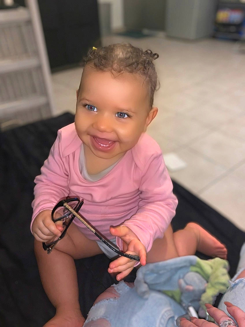 Jade a rejoint le concours — aidez-le/la à gagner de superbes lots ! baby, child, fun, joy, person, sitting, smile, toddler, vacation