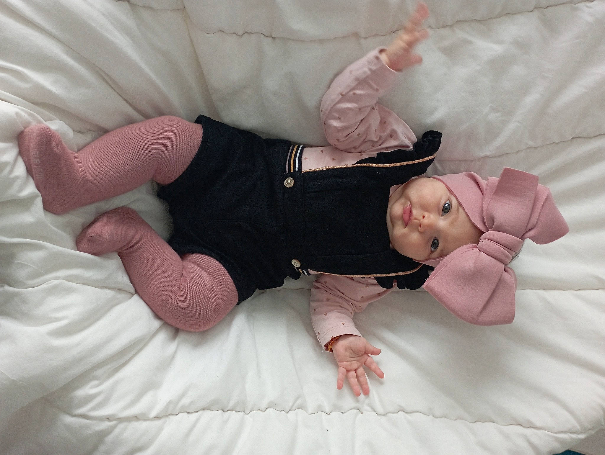 Salomé a rejoint le concours — aidez-le/la à gagner de superbes lots ! arm, baby, baby_toddler_clothing, child, comfort, facial_expression, finger, hand, headwear, human, human_body, leg, linens, mammal, person, pink, product, skin, sleeve, smile