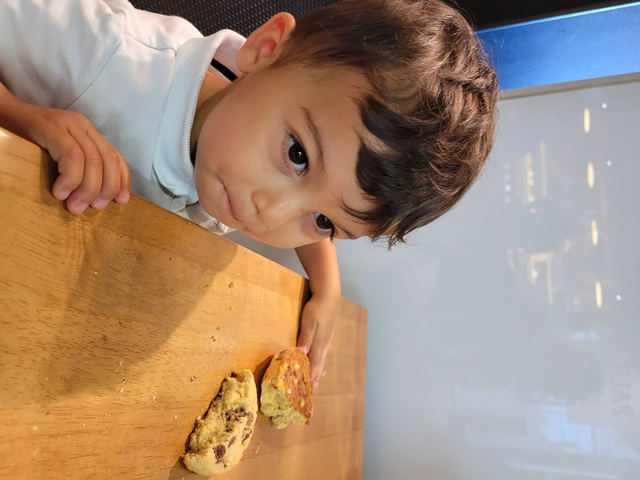 Tiago participe au concours pour gagner de l'argent avec cette photo : box, child, child_model, cuisine, eyelash, finger, flash_photography, fun, hand, happy, leisure, person, photography, play, portrait_photography, room, sitting, sweetness, toddler, wood