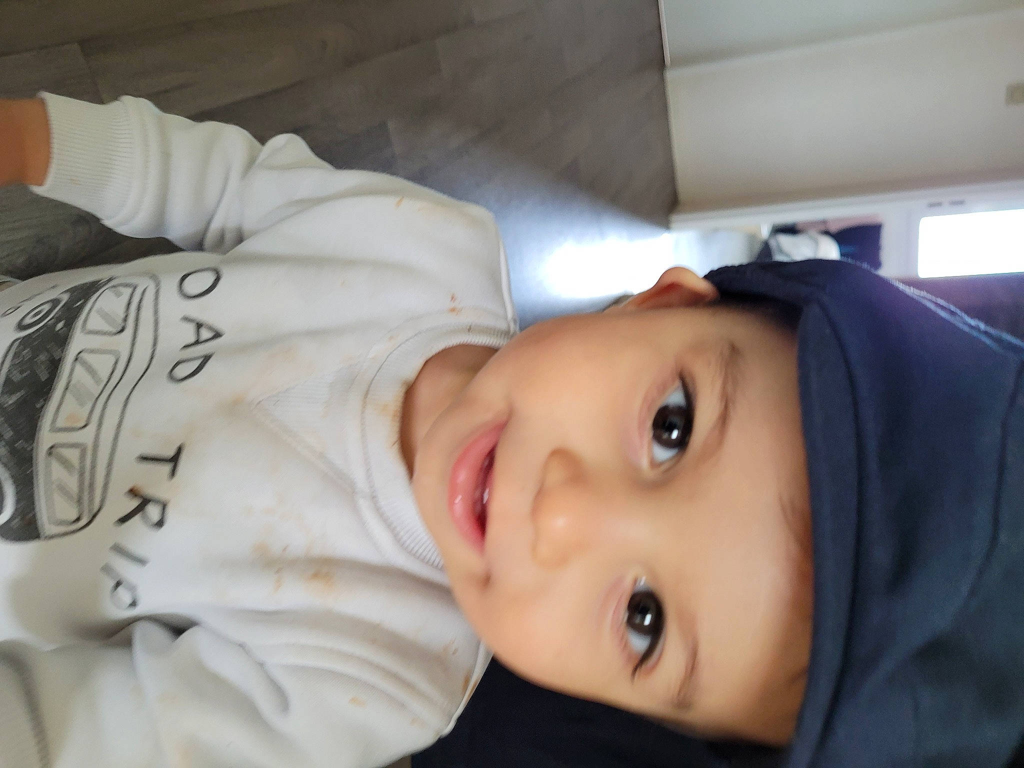 Tiago a rejoint le concours — aidez-le/la à gagner de superbes lots ! baby, baby_toddler_clothing, cheek, child, comfort, eyebrow, eyelash, fun, headwear, joy, mouth, nose, person, plant, portrait_photography, room, sleeve, smile, toddler, tree