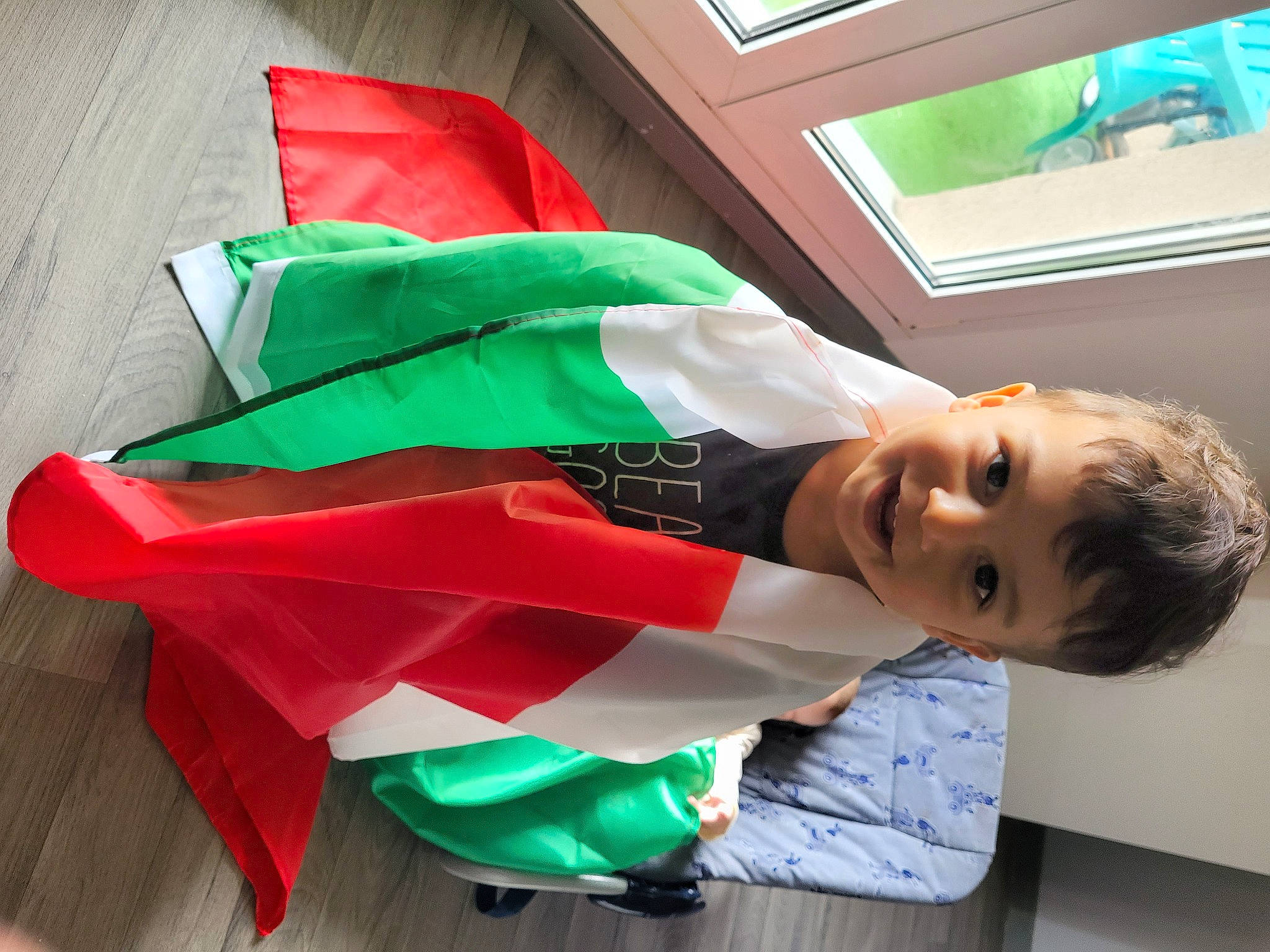 Tiago participe au concours pour gagner de l'argent avec cette photo : carmine, child, cleanliness, flag, fun, green, happy, leisure, paper, person, picture_frame, room, sleeve, smile, toddler