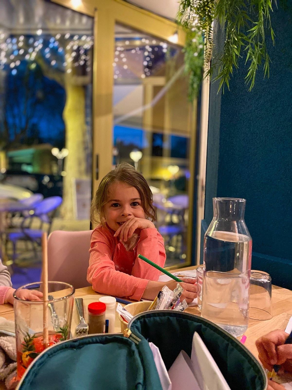 Camélia participe au concours pour gagner de l'argent avec cette photo : chair, champagne_stemware, child, drink, drinkware, event, fun, glass, happy, human, joy, leisure, light, lighting, person, plate, room, stemware, table, tableware