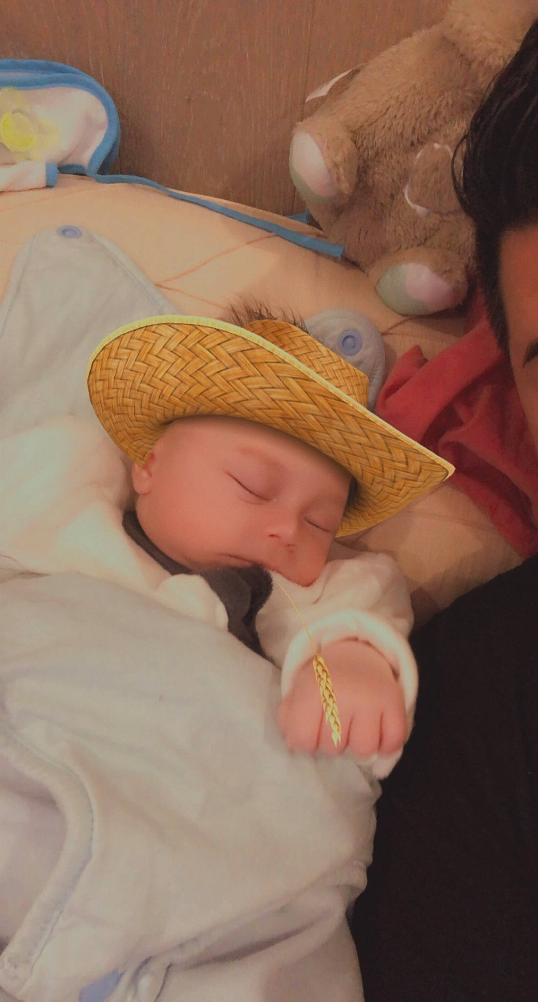 Loevann a rejoint le concours — aidez-le/la à gagner de superbes lots ! baby, baby_products, baby_sleeping, bedtime, cap, cheek, child, comfort, fashion_accessory, finger, gesture, hat, headwear, nail, nap, nose, peach, person, skin, sun_hat