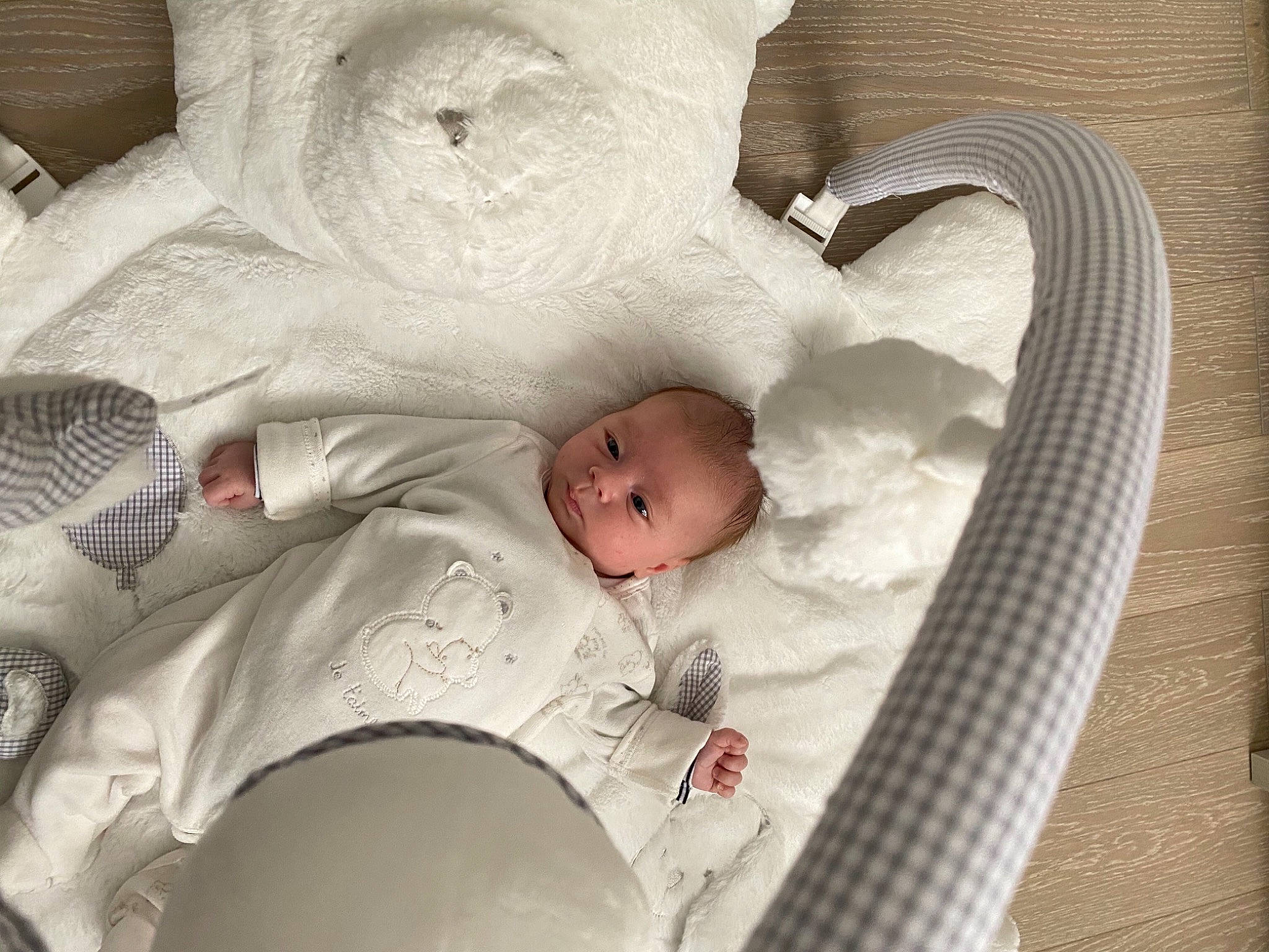 Loevann participe au concours pour gagner de l'argent avec cette photo : baby, baby_products, baby_safety, baby_sleeping, baby_toddler_clothing, bedding, bedtime, child, comfort, facial_expression, head, human_body, infant_bed, linens, nap, person, product, room, skin, textile
