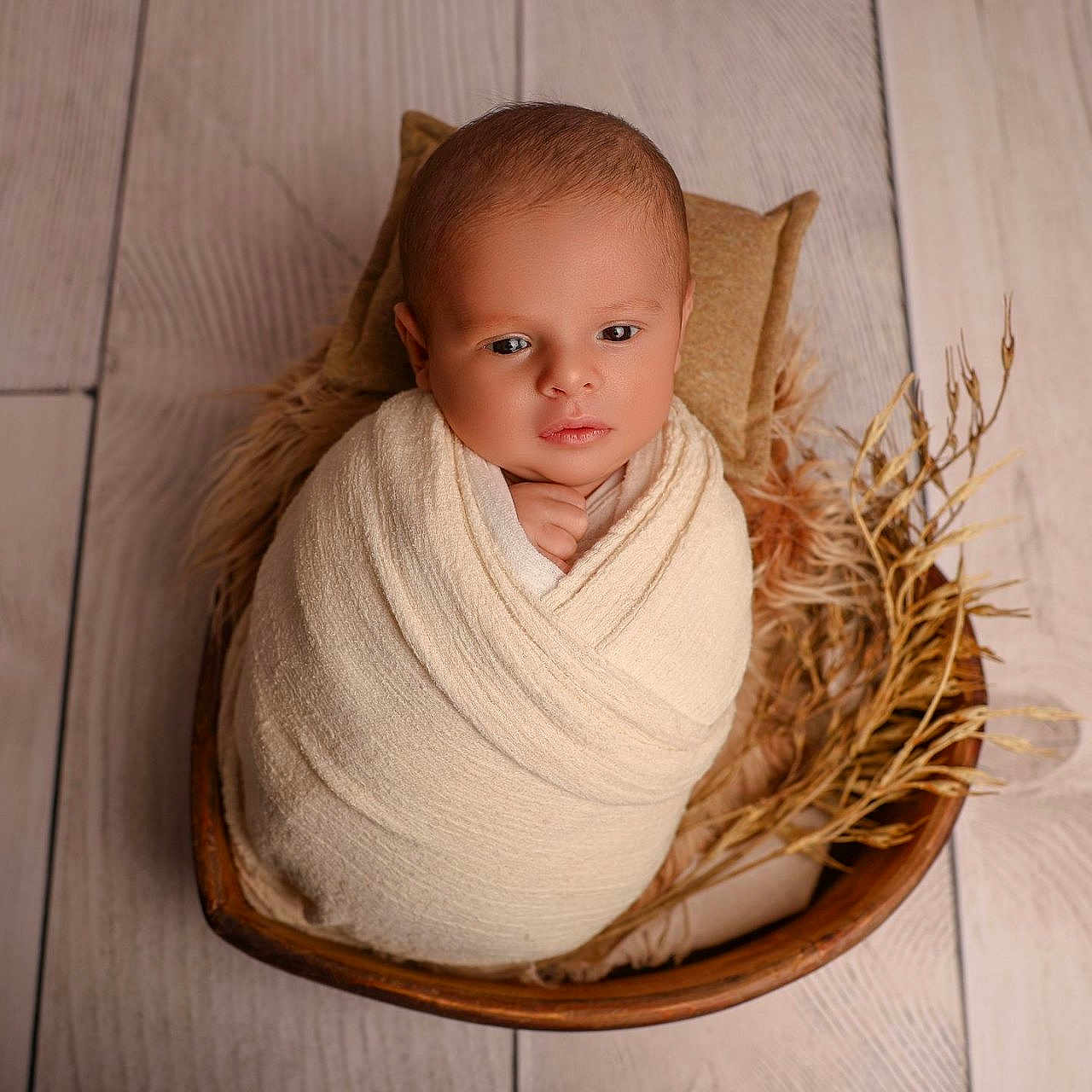 Jem a rejoint le concours — aidez-le/la à gagner de superbes lots ! baby, basket, blanket, blonde, crib, cushion, face, hair, hardwood, head, homedecor, infantbed, newborn, person, photography, pillow, portrait, sitting, towel, wood