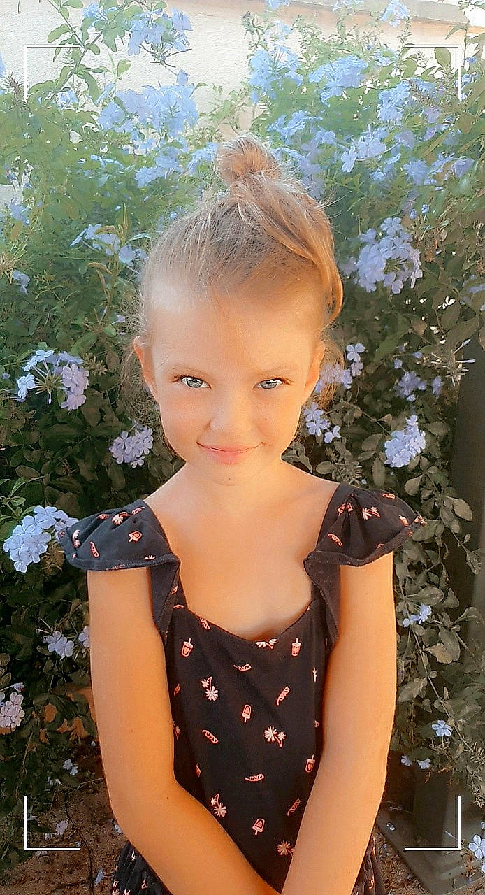 Délicia participe au concours pour gagner de l'argent avec cette photo : blond, child, child_model, dress, fawn, flower, hair, hairstyle, joy, pattern, person, photography, plant, shoulder, smile, summer, toddler, wildflower