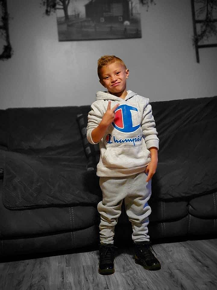 Damarion is registered to the contest to win money with this photo: boot, comfort, couch, electric_blue, fashion_design, flash_photography, flooring, glove, head, human_leg, joy, knee, outerwear, person, picture_frame, shoe, sitting, sleeve, sportswear, street_fashion