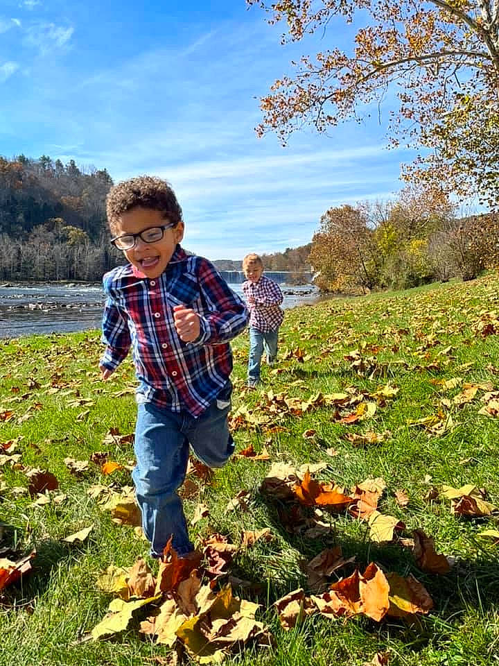 Zaedyn is registered to the contest to win money with this photo: agriculture, calabaza, cloud, deciduous, farmer, field, grass, grass_family, grassland, happy, jeans, landscape, leaf, natural_landscape, people_in_nature, person, plant, pumpkin, sky, toddler