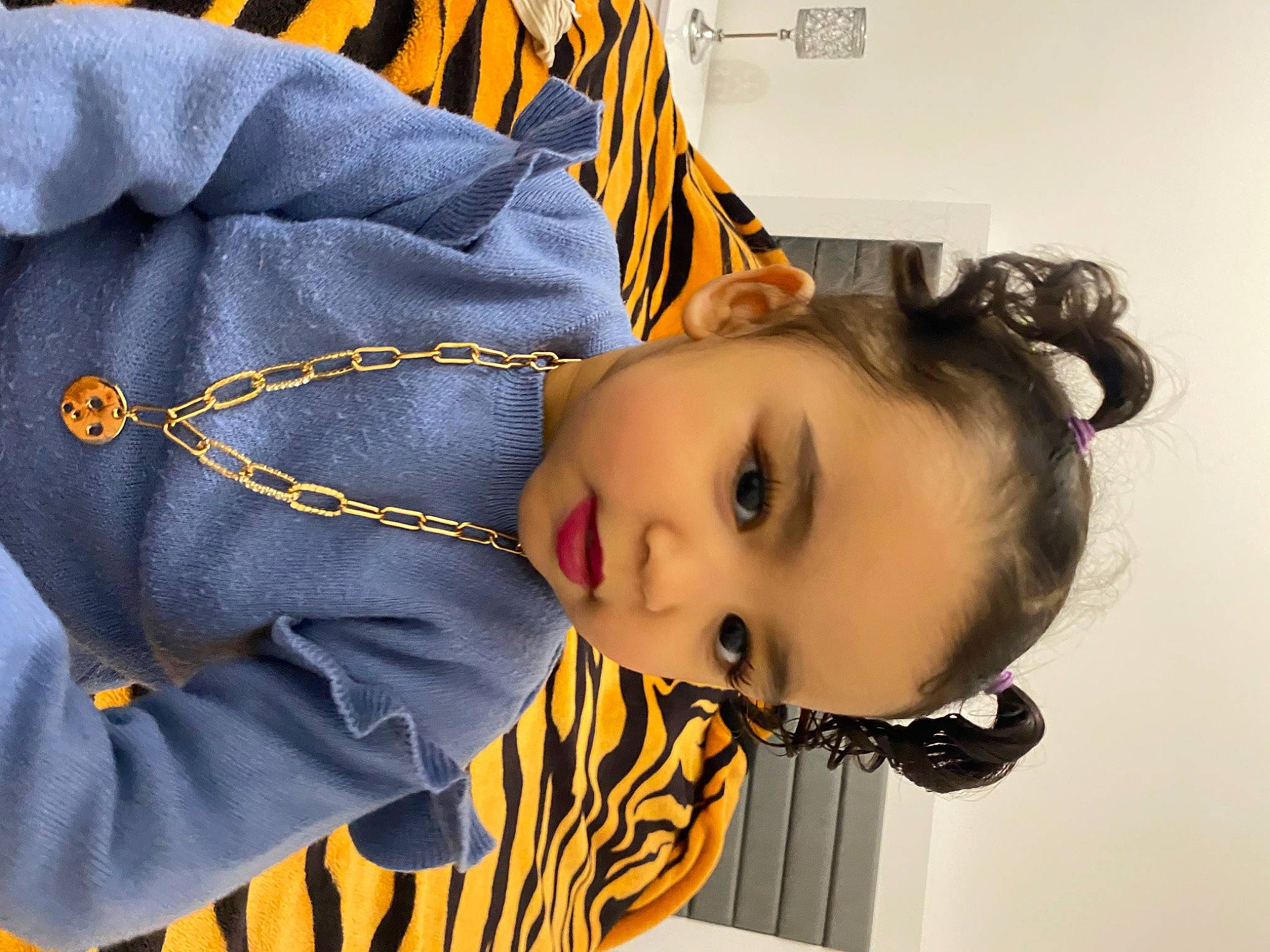 Inaya a rejoint le concours — aidez-le/la à gagner de superbes lots ! baby, baby_products, baby_toddler_clothing, cheek, child, comfort, eye, eyelash, eyewear, fashion_accessory, fur, happy, pattern, person, room, sitting, sleeve, toddler, tree, yellow