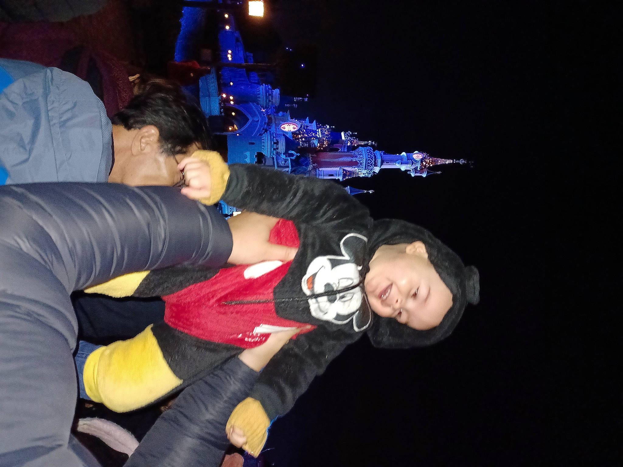 Nathan participe au concours pour gagner de l'argent avec cette photo : electric_blue, entertainment, event, fun, hat, headwear, microphone, music, music_artist, musical_instrument, musical_instrument_accessory, musician, performance, performing_arts, person, public_event, space, t_shirt