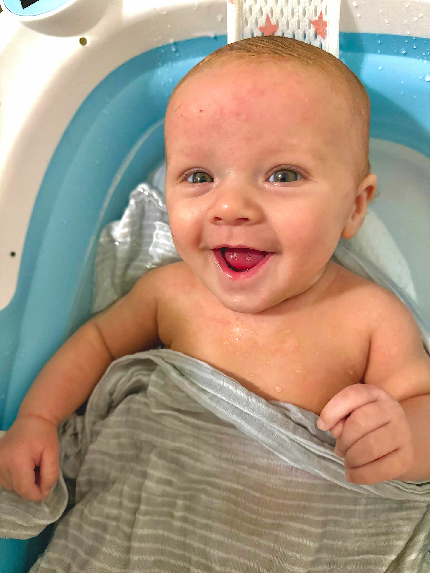 Levi is registered to the contest to win money with this photo: baby, smiling, bathtub, water, cloth, happy, child, infant, skin, face, hand, eyes, mouth, wet, bath, cute, young, person, fun, relaxation