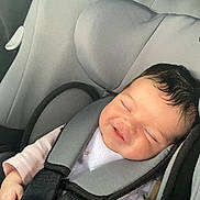 Lyna a rejoint le concours — aidez-le/la à gagner de superbes lots ! baby, car_seat, infant, smiling, sleeping, child, seatbelt, safety, cute, clothing, head_support, person, young, transportation, car_interior, seat, resting, hands, comfort, nap