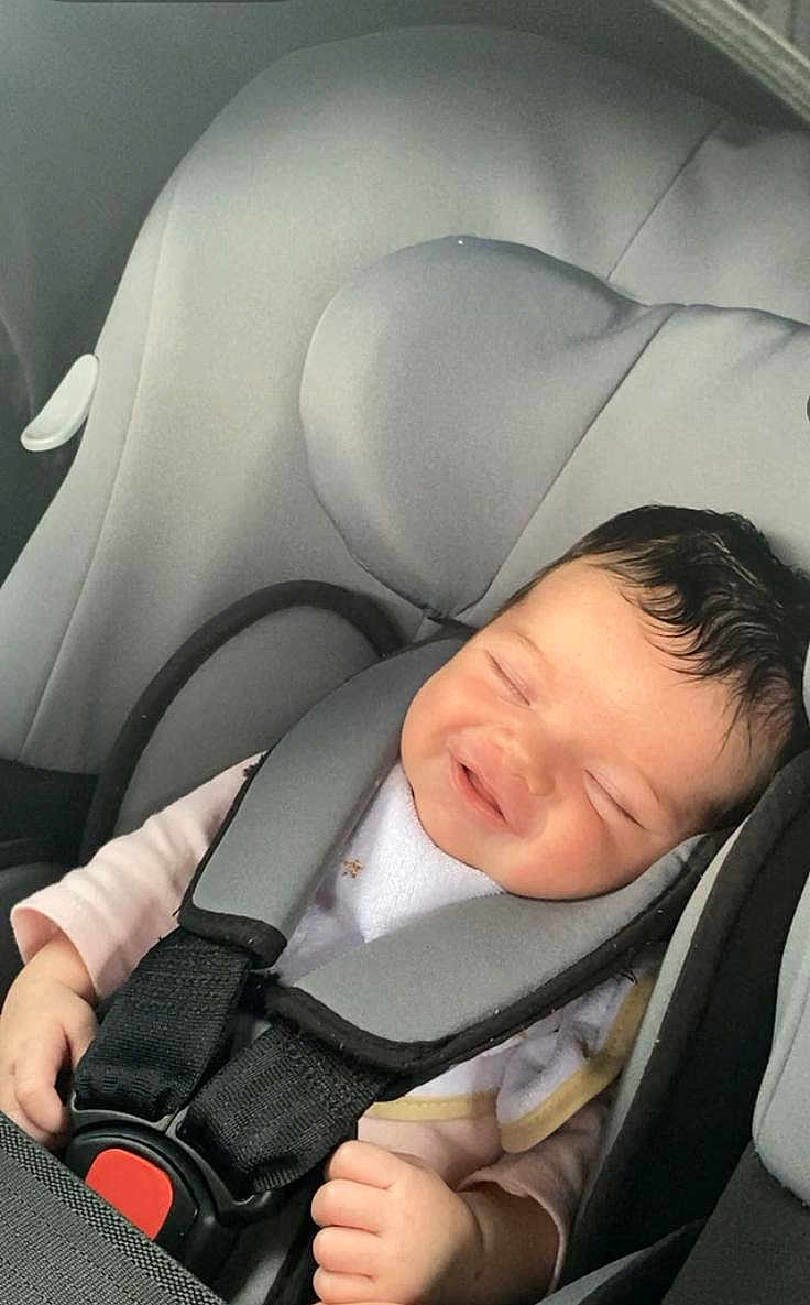 Lyna a rejoint le concours — aidez-le/la à gagner de superbes lots ! baby, car_seat, infant, smiling, sleeping, child, seatbelt, safety, cute, clothing, head_support, person, young, transportation, car_interior, seat, resting, hands, comfort, nap