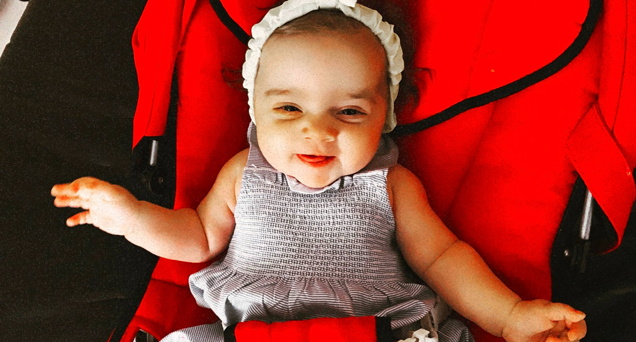 Lena a rejoint le concours — aidez-le/la à gagner de superbes lots ! arm, baby, baby_toddler_clothing, beauty, cheek, child, comfort, flash_photography, hand, happy, iris, joy, organ, people, person, product, red, skin, sleeve, smile