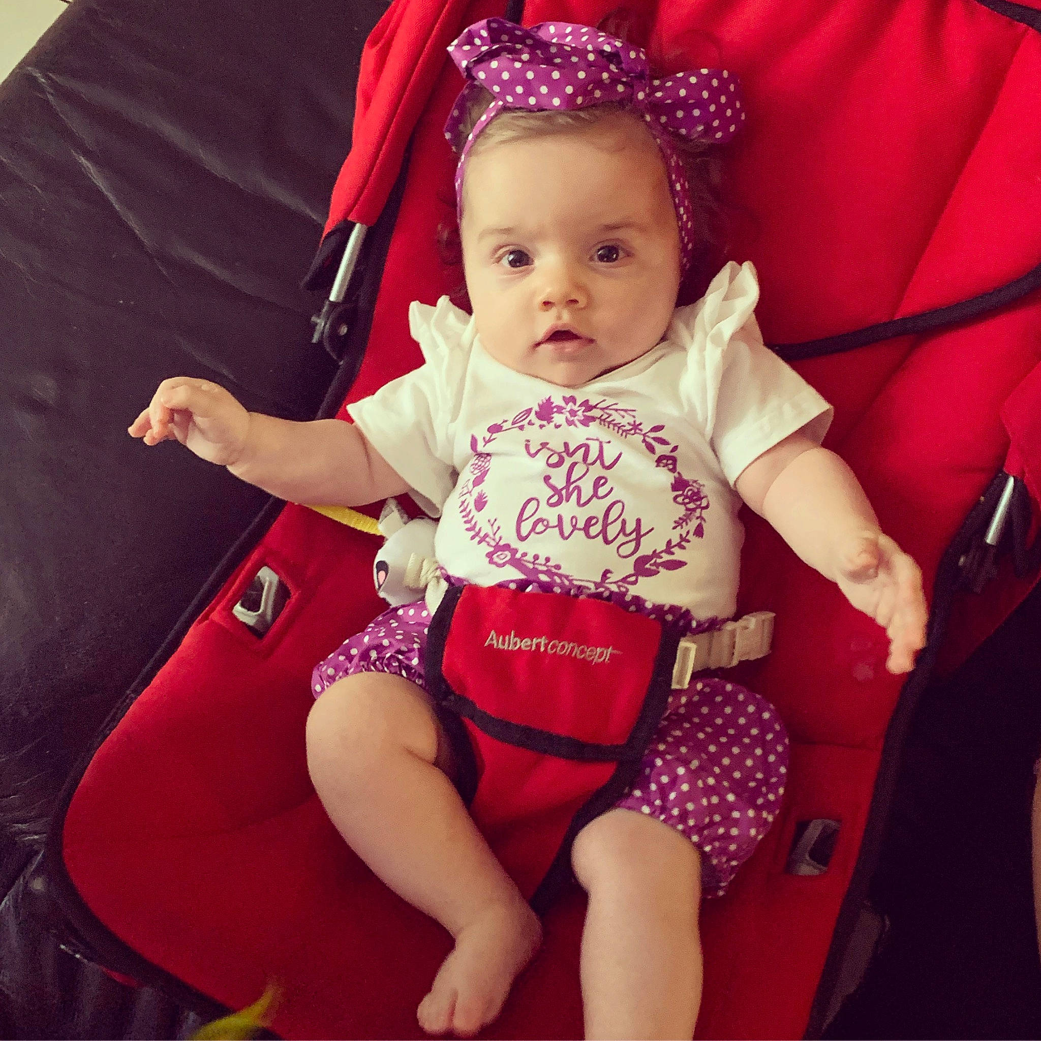 Lena a rejoint le concours — aidez-le/la à gagner de superbes lots ! baby, baby_carriage, baby_toddler_clothing, beauty, chair, comfort, cool, face, finger, happy, lap, leg, magenta, person, pink, purple, red, shoe, sleeve, thigh