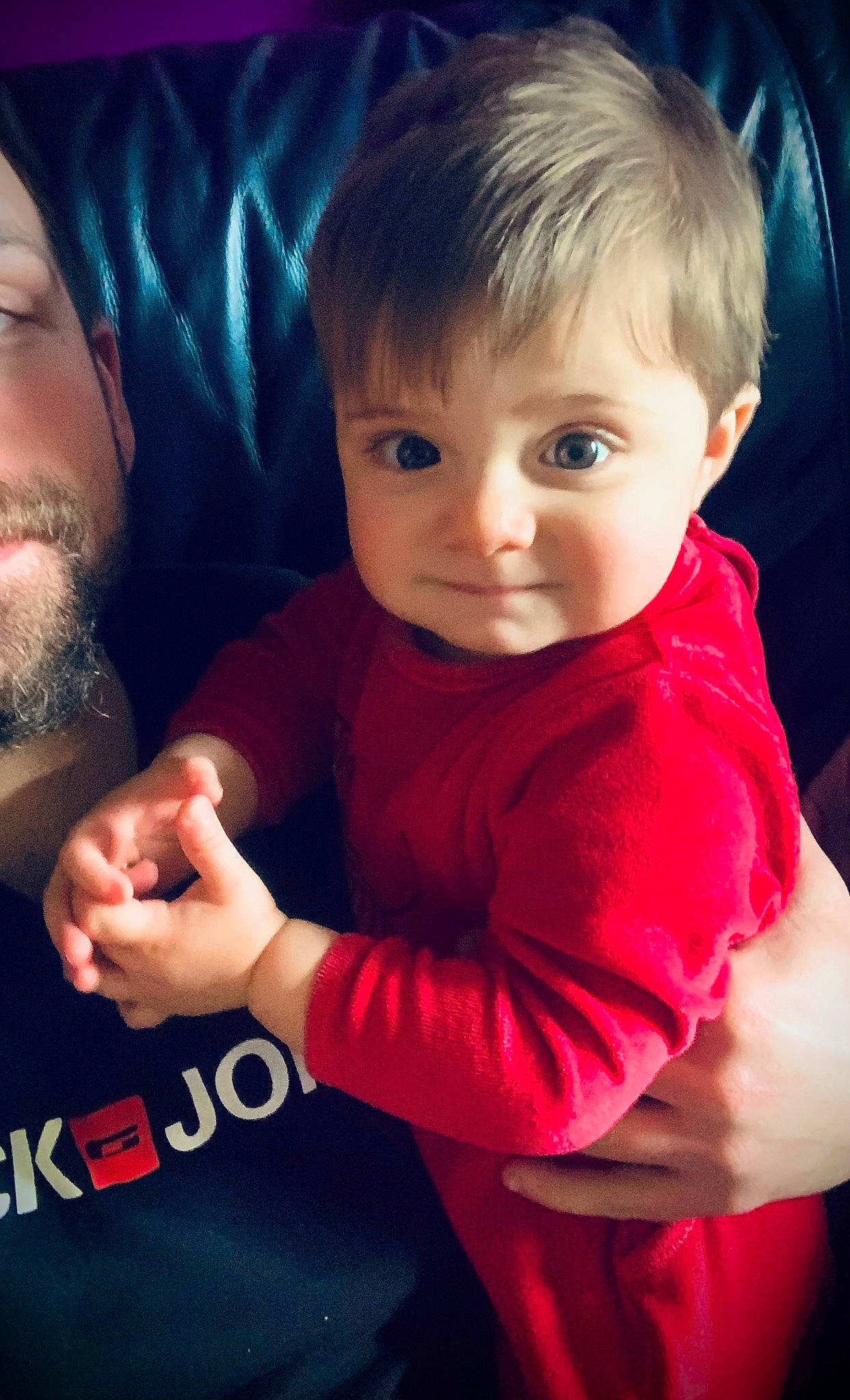 Giovanni a rejoint le concours — aidez-le/la à gagner de superbes lots ! baby_toddler_clothing, blue, cheek, cool, eye, face, finger, fun, gesture, hair, happy, iris, lip, mouth, nose, person, product, skin, sleeve, toddler