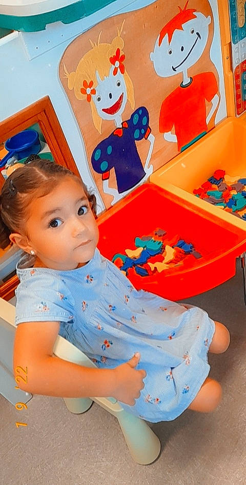 Jade a rejoint le concours — aidez-le/la à gagner de superbes lots ! azure, baby, baby_playing_with_toys, baby_products, baby_toddler_clothing, baby_toys, blue, child, electric_blue, fun, happy, leisure, orange, person, play, product, recreation, red, toddler, toy