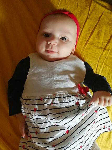 émyléa participe au concours pour gagner de l'argent avec cette photo : baby, baby_toddler_clothing, cheek, child, chin, collar, comfort, eye, happy, head, human_body, iris, neck, nose, pattern, person, skin, sleeve, t_shirt, toddler