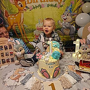 Tayron a rejoint le concours — aidez-le/la à gagner de superbes lots ! balloons, birthday, birthday_cake, cake, candle, celebration, child, decorations, festive, happy, indoor, numbers, party, person, photo_collage, plush_toy, smiling, table, tablecloth, toddler