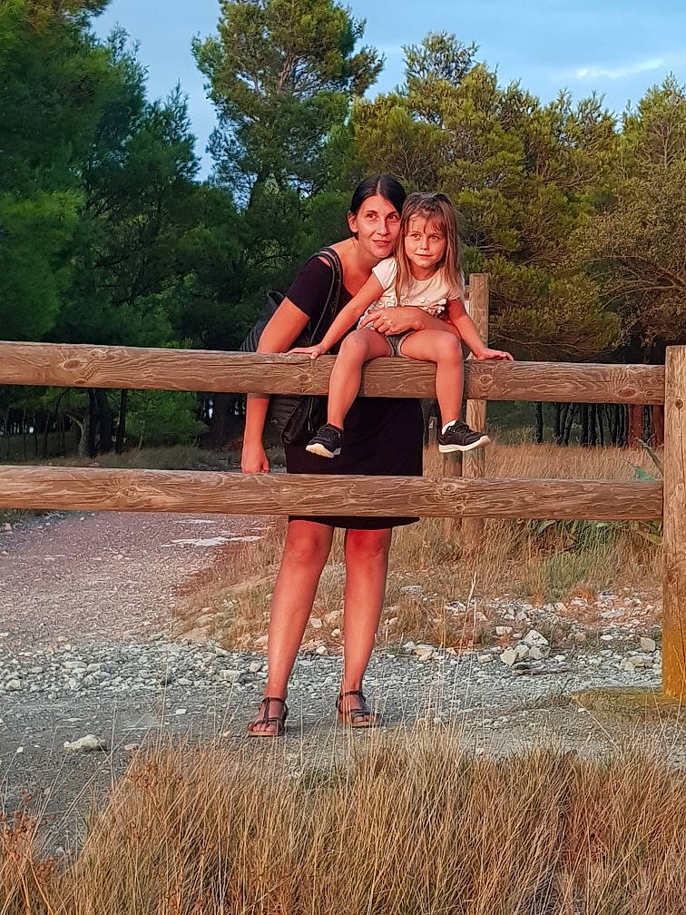 Louise participe au concours pour gagner de l'argent avec cette photo : bench, flash_photography, foot, friendship, fun, gesture, grass, happy, honeymoon, human_leg, joy, landscape, leisure, people_in_nature, person, plant, sky, standing, sunlight, thigh