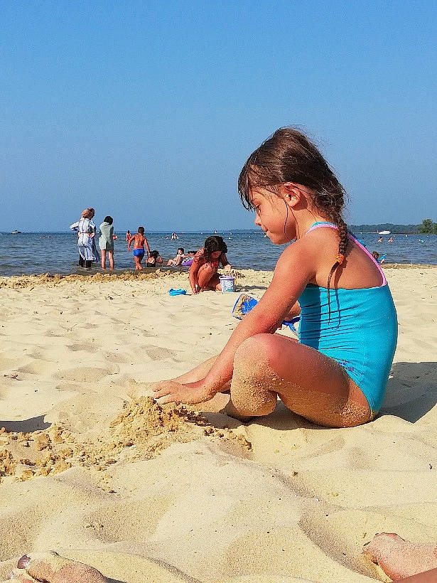 Louise a rejoint le concours — aidez-le/la à gagner de superbes lots ! beach, beauty, brassiere, fun, holiday, horizon, human_body, leg, leisure, morning, people_in_nature, people_on_beach, person, sand, sky, swimsuit_top, swimwear, thigh, travel, undergarment