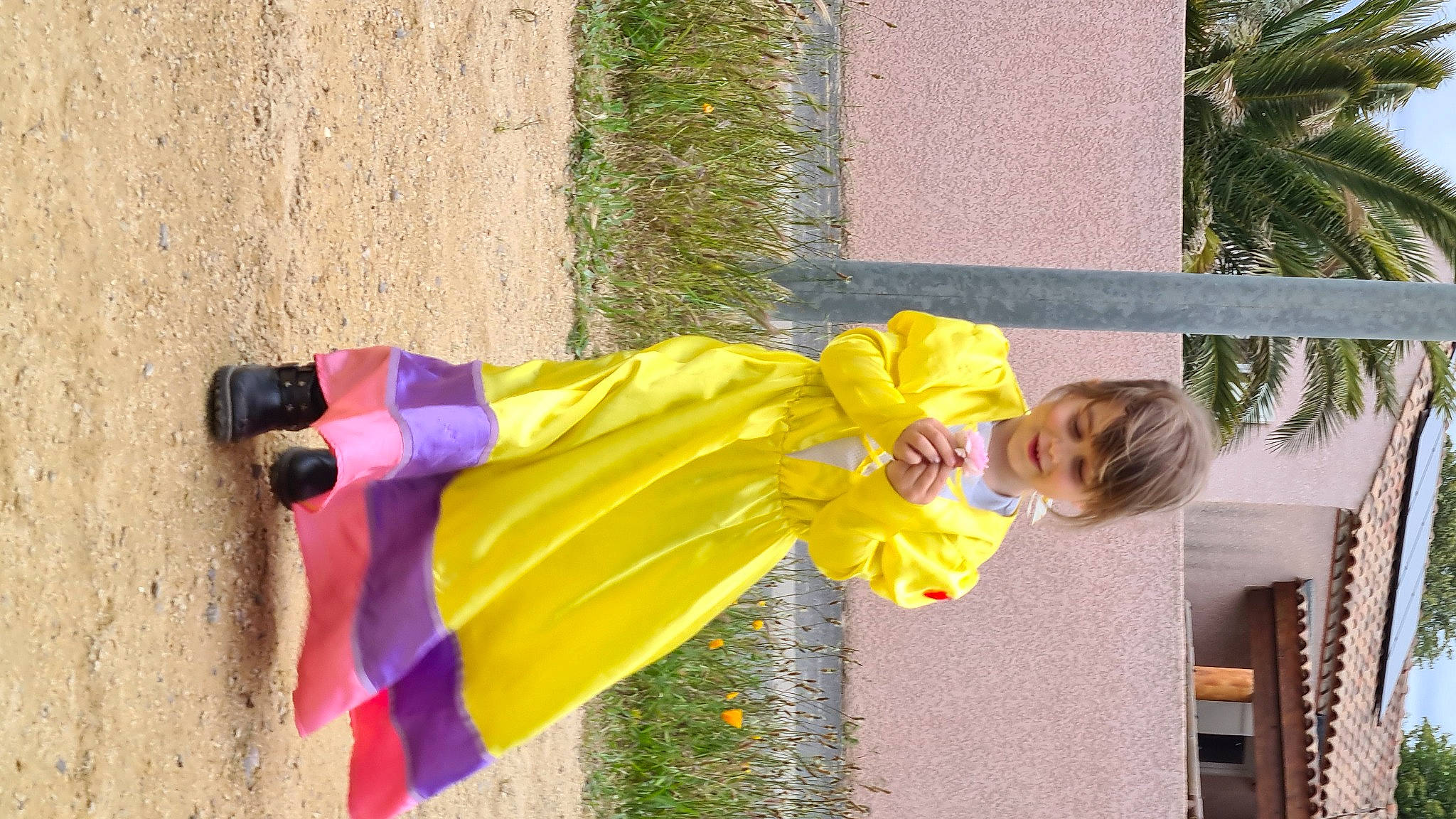 Louise a rejoint le concours — aidez-le/la à gagner de superbes lots ! child, costume, fun, grass, happy, human_leg, leisure, magenta, orange, person, plant, sandal, street_fashion, toddler, tree, vacation