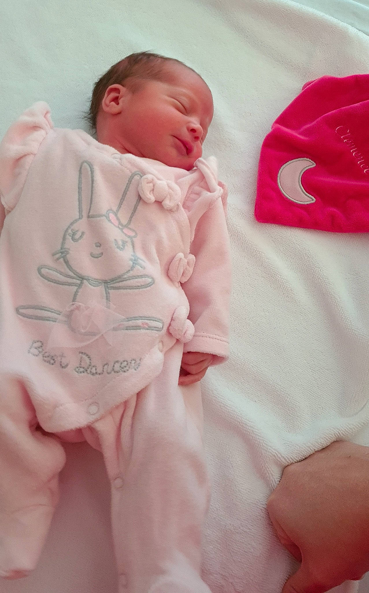 Clémence a rejoint le concours — aidez-le/la à gagner de superbes lots ! baby, baby_products, baby_sleeping, baby_toddler_clothing, bedding, cheek, child, comfort, happy, linens, magenta, outerwear, peach, person, pink, skin, sleeve, t_shirt, textile, toddler