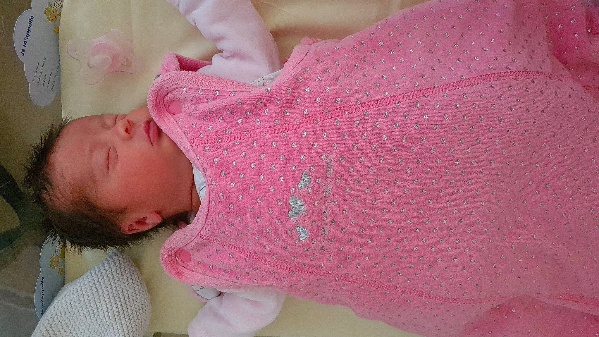 Victoire a rejoint le concours — aidez-le/la à gagner de superbes lots ! baby, baby_products, baby_safety, baby_sleeping, baby_toddler_clothing, comfort, finger, human_body, infant_bed, joint, linens, magenta, neck, nose, pattern, person, pink, skin, sleeve, toddler