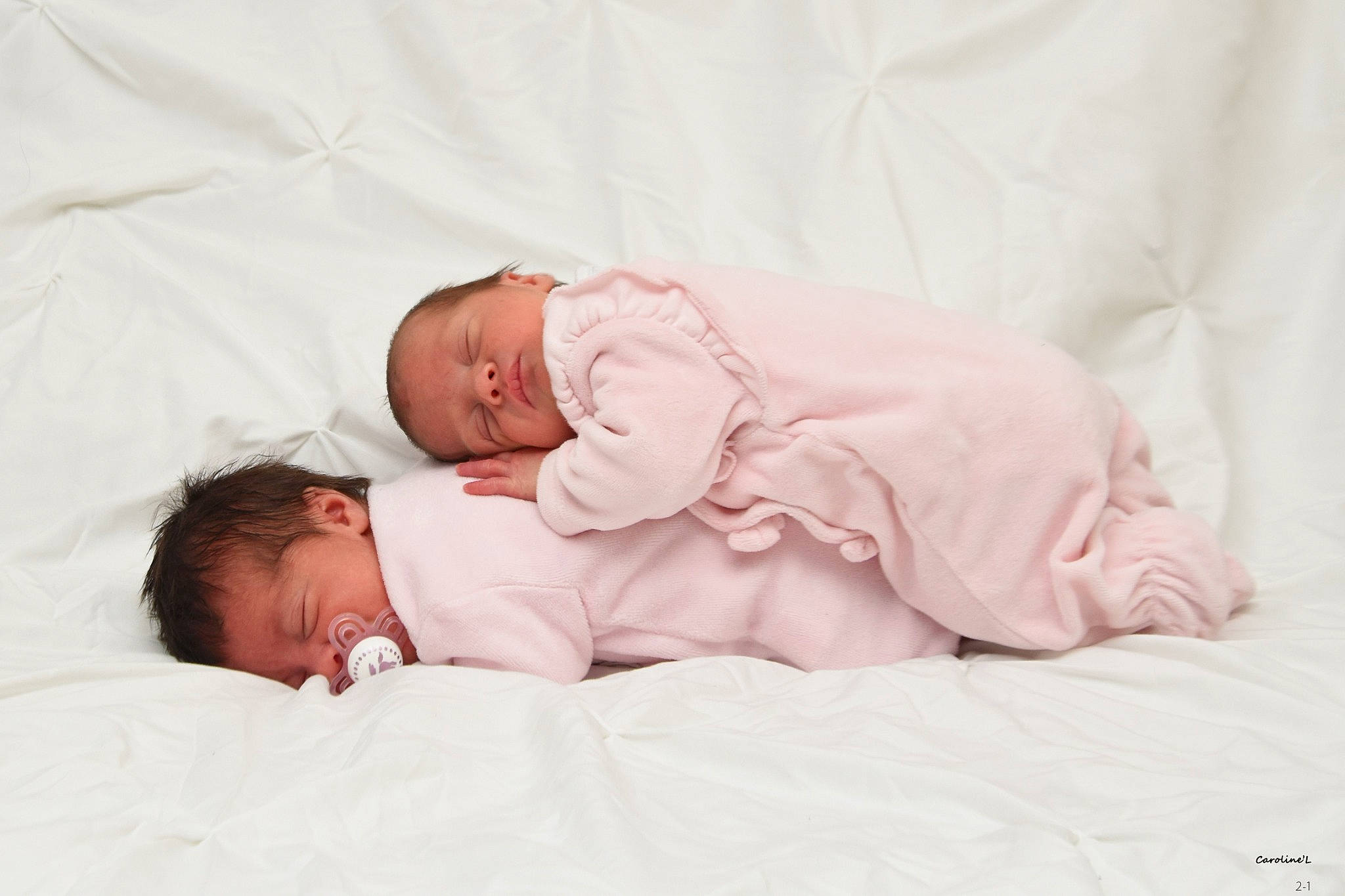 Victoire Et Clémence a rejoint le concours — aidez-le/la à gagner de superbes lots ! baby, baby_sleeping, baby_toddler_clothing, bed, bed_sheet, bedding, bedtime, child, comfort, event, fur, gesture, happy, linens, love, nap, person, portrait_photography, room, sleep