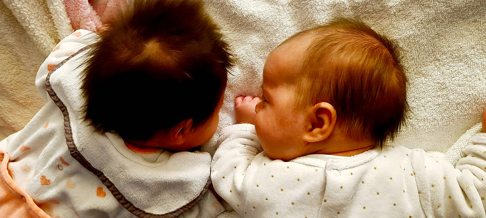 Victoire Et Clémence participe au concours pour gagner de l'argent avec cette photo : baby, baby_toddler_clothing, bedtime, cheek, child, comfort, ear, gesture, hair, happy, love, person, skin, sleep, toddler