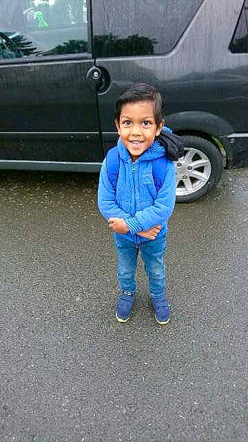 Jivan a rejoint le concours — aidez-le/la à gagner de superbes lots ! auto_part, car, child, city_car, electric_blue, family_car, jeans, joy, luxury_vehicle, outerwear, person, smile, vacation, vehicle, vehicle_door