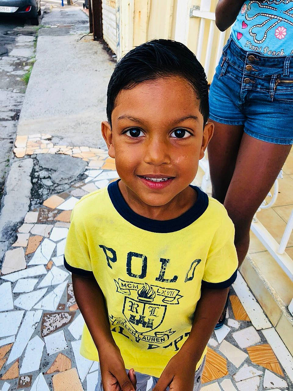 Jivan participe au concours pour gagner de l'argent avec cette photo : adaptation, black_hair, child, joy, person, smile, t_shirt, vacation, yellow