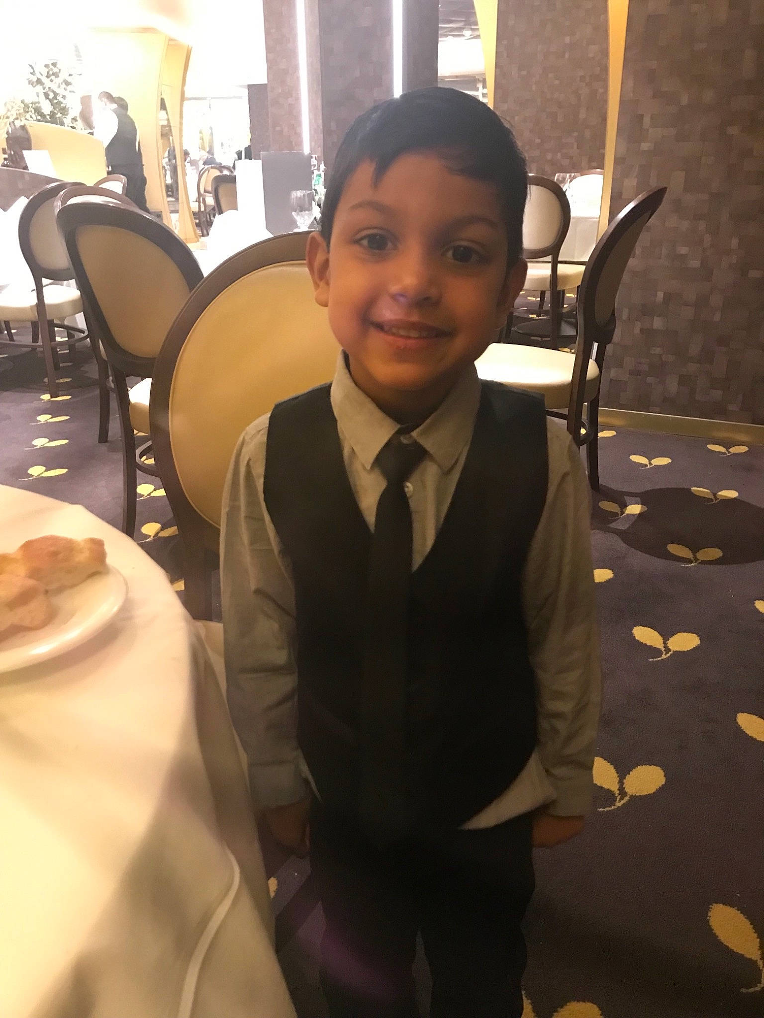 Jivan a rejoint le concours — aidez-le/la à gagner de superbes lots ! child, formal_wear, gentleman, head, joy, person, restaurant, smile, suit, tuxedo