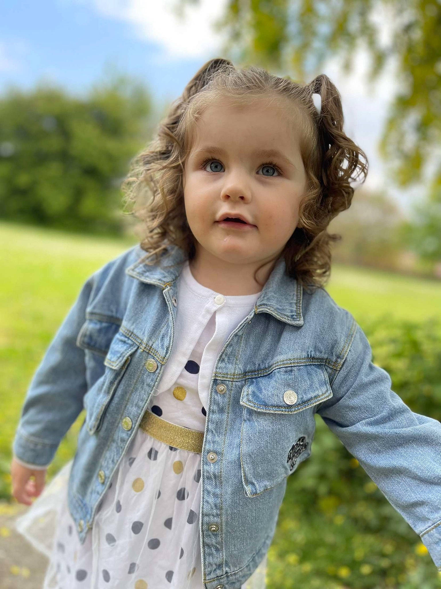 Soraya participe au concours pour gagner de l'argent avec cette photo : baby_toddler_clothing, blond, brown_hair, button, child, denim, grass, grassland, happy, iris, lip, outerwear, pattern, people_in_nature, person, skin, sky, sleeve, summer, toddler