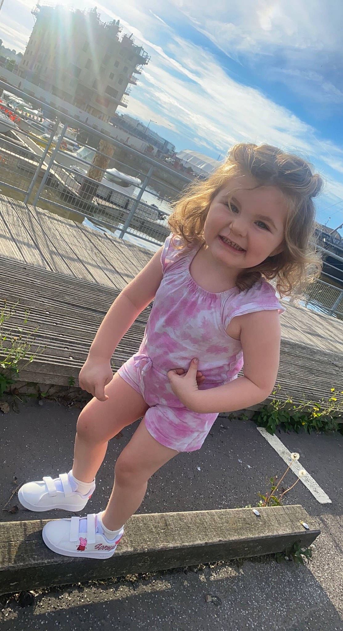 Soraya a rejoint le concours — aidez-le/la à gagner de superbes lots ! blond, calf, cloud, eye, foot, fun, grass, happy, human_leg, joy, knee, leisure, magenta, person, pink, plant, recreation, sky, smile, thigh