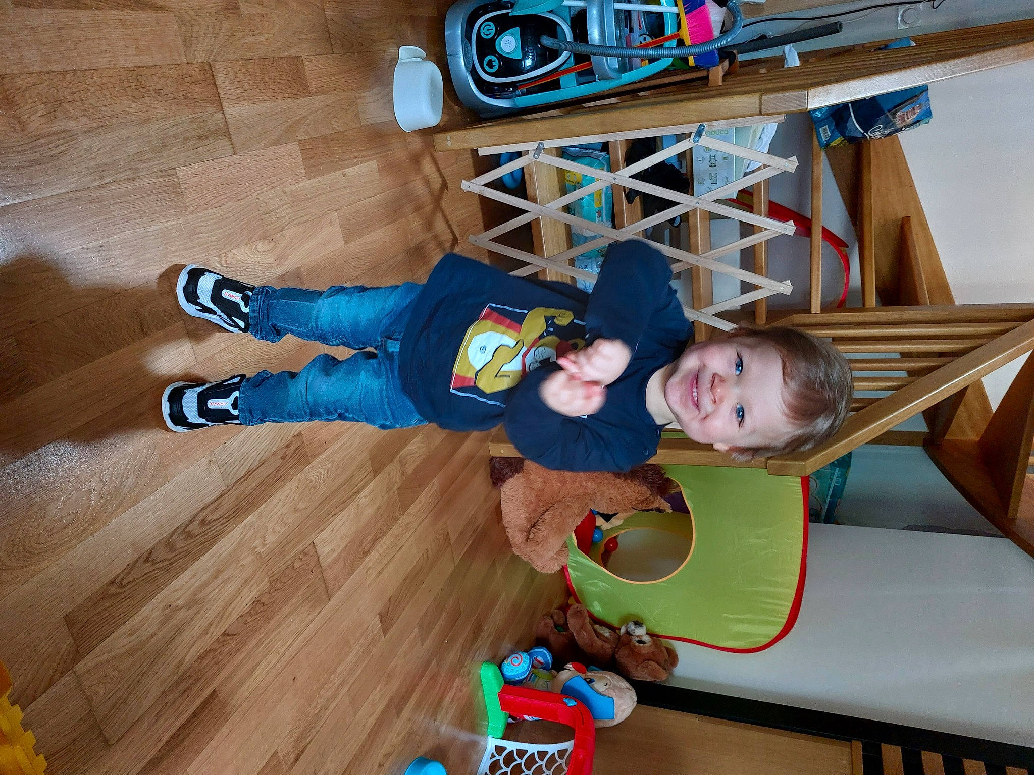 Ilyo a rejoint le concours — aidez-le/la à gagner de superbes lots ! baby_toddler_clothing, child, comfort, electric_blue, flooring, fun, happy, hardwood, hat, joy, leisure, person, room, smile, t_shirt, toddler, varnish, walking_shoe, wood, wood_flooring