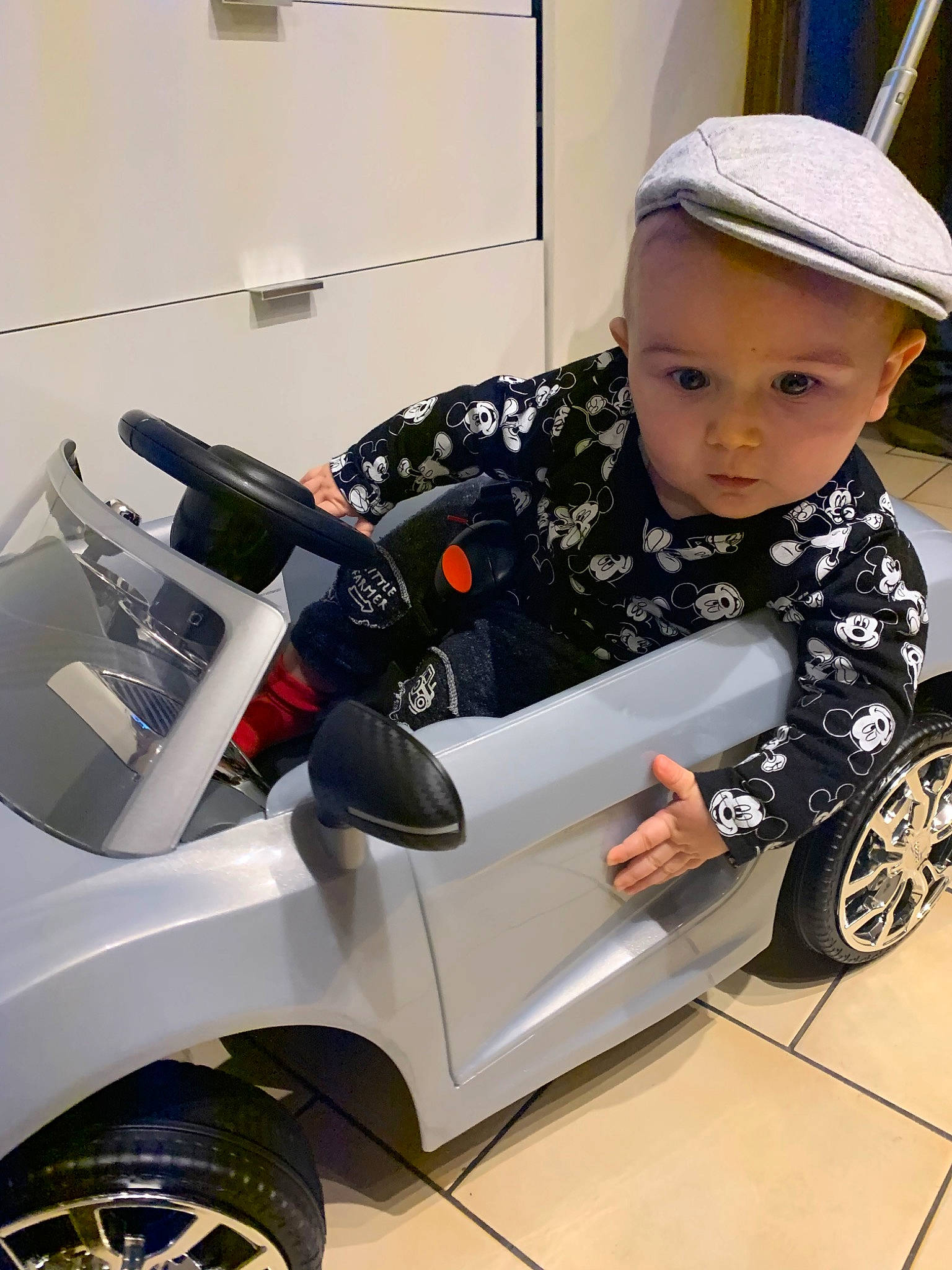 Evan a rejoint le concours — aidez-le/la à gagner de superbes lots ! automotive_design, automotive_wheel_system, automotive_window_part, car, child, fender, headwear, hood, luxury_vehicle, motor_vehicle, person, product, rim, vehicle, vehicle_door, wheel