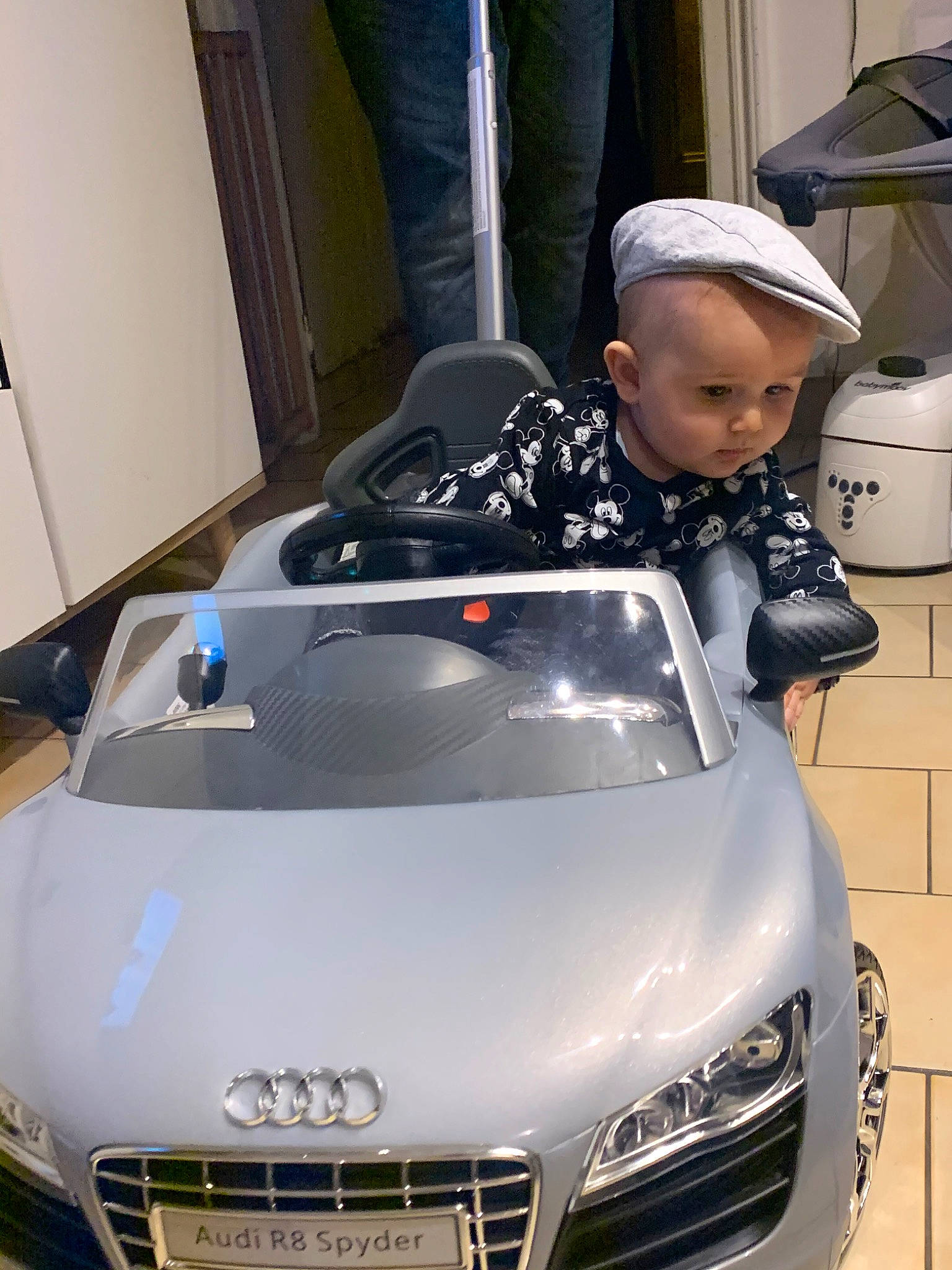 Evan a rejoint le concours — aidez-le/la à gagner de superbes lots ! audi, audi_r, auto_part, auto_show, automotive_design, automotive_exterior, car, executive_car, glass, grille, hood, land_vehicle, luxury_vehicle, performance_car, person, personal_luxury_car, sports_car, supercar, vehicle, wheel