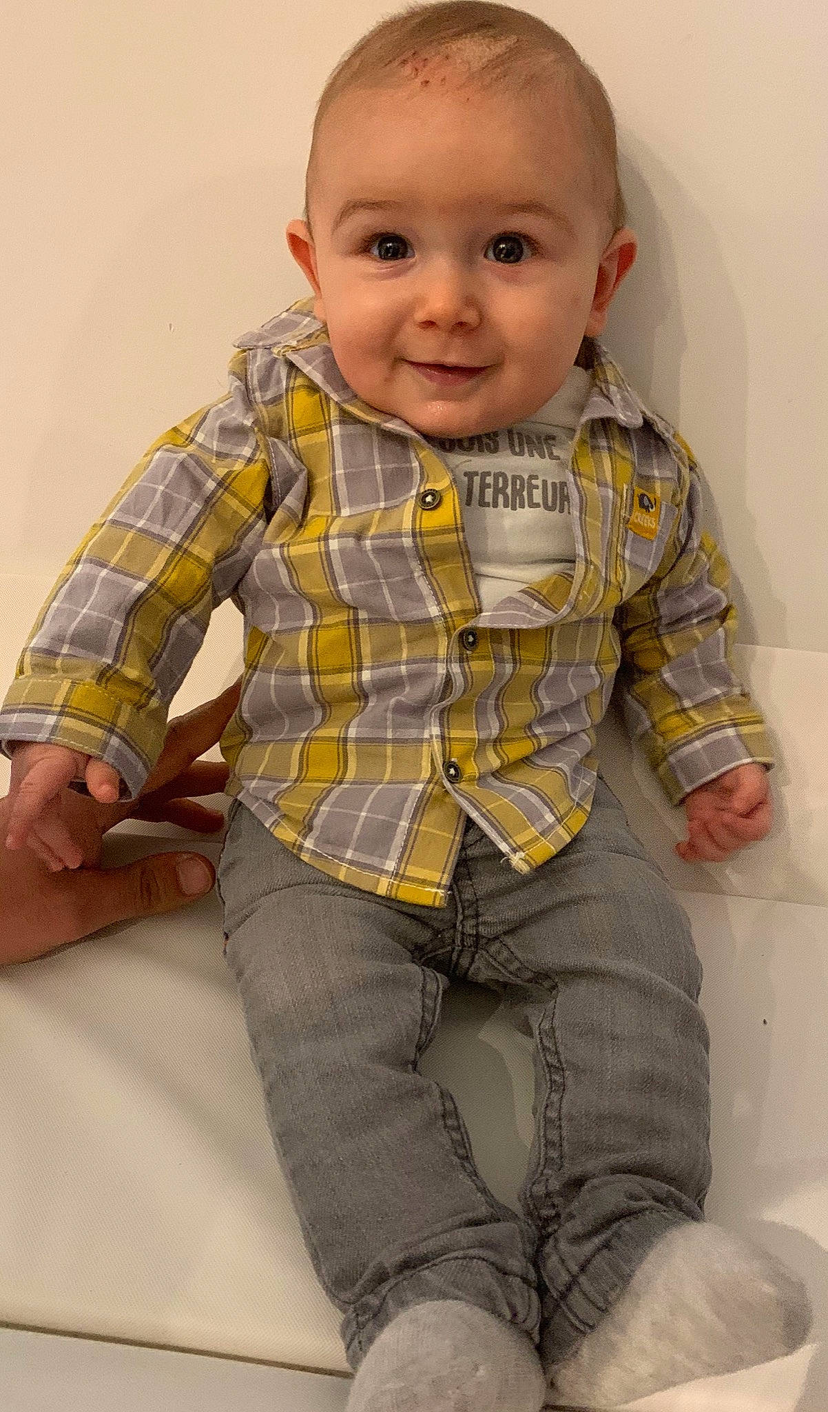 Evan a rejoint le concours — aidez-le/la à gagner de superbes lots ! baby, cheek, child, design, pattern, person, plaid, sitting, skin, sleeve, standing, toddler