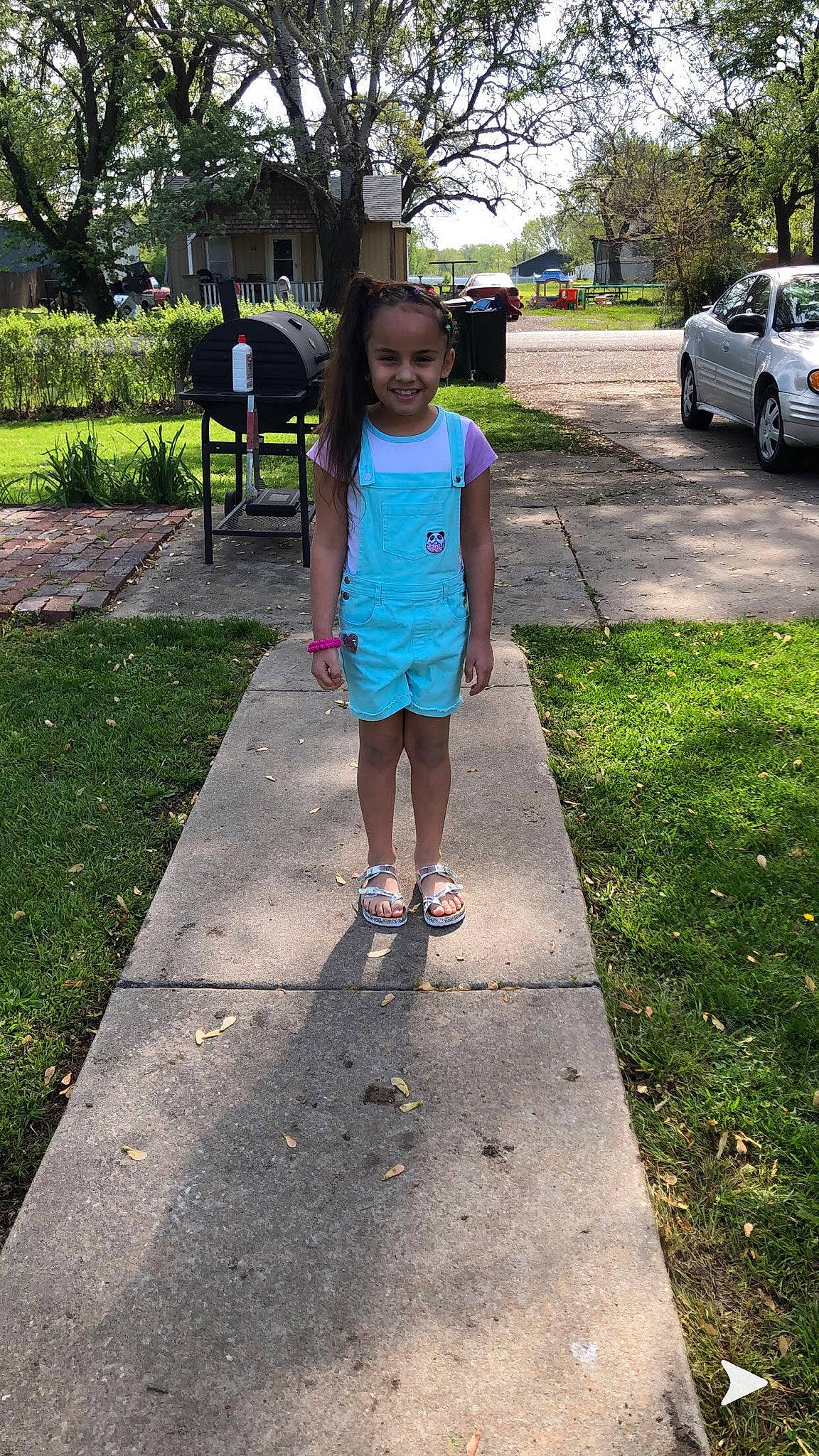 Anaya is registered to the contest to win money with this photo: asphalt, car, city, grass, human_leg, joy, leaf, leg, leisure, person, plant, recreation, road, road_surface, shorts, sidewalk, t_shirt, thigh, tints_and_shades, tire