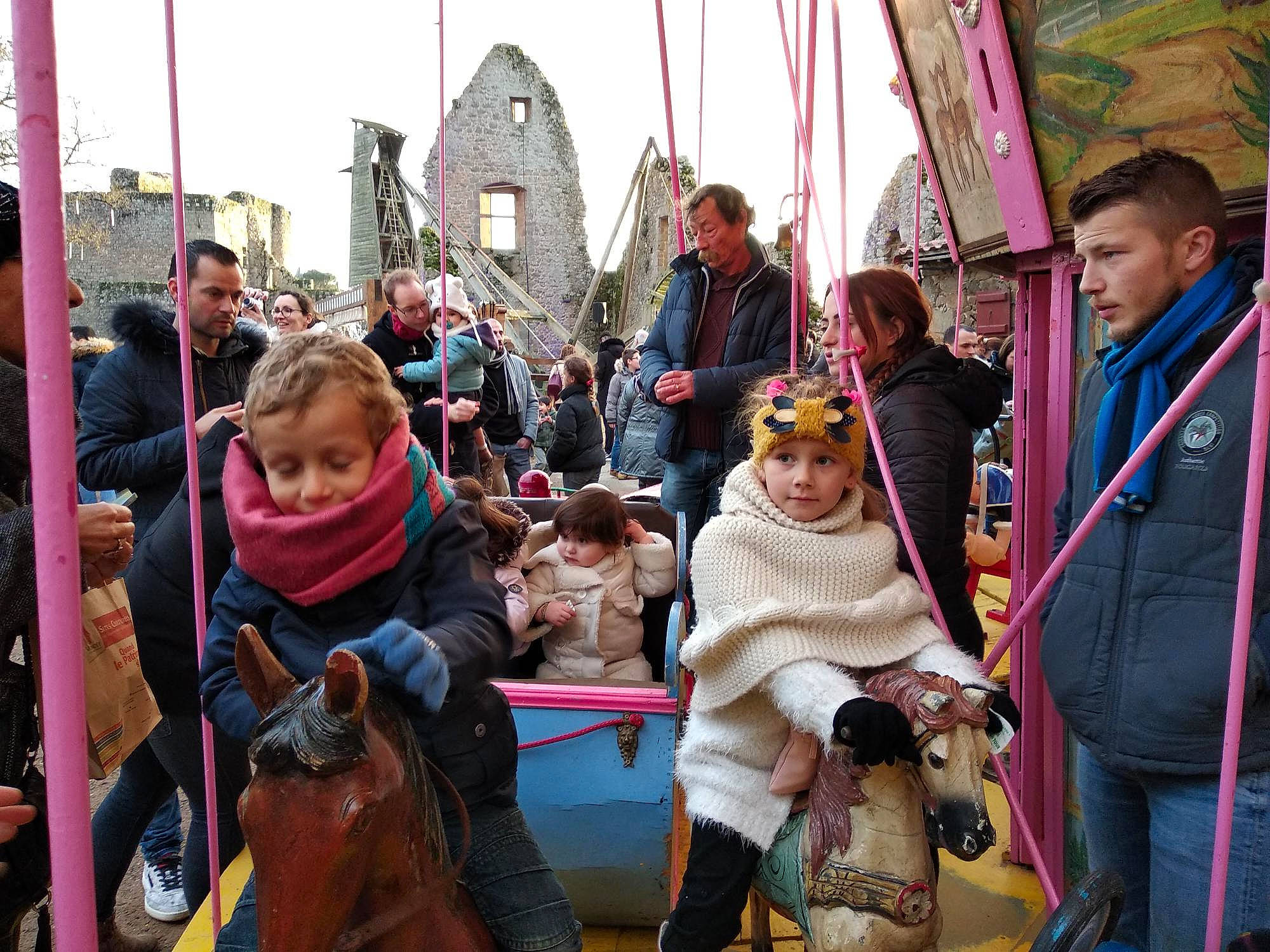 Annaëlle a rejoint le concours — aidez-le/la à gagner de superbes lots ! amusement_park, amusement_ride, carousel, child, event, fun, headwear, leisure, nonbuilding_structure, park, person, recreation, tourism